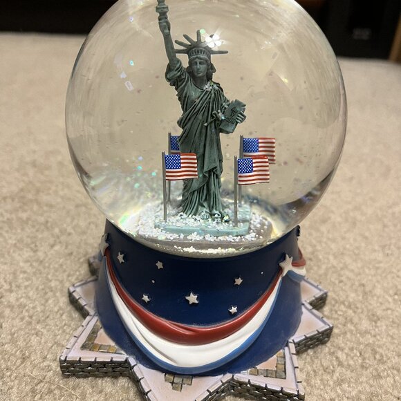 NIB Limited Edition Hallmark Musical Patriotic Water Snow Globe - Picture 5 of 7